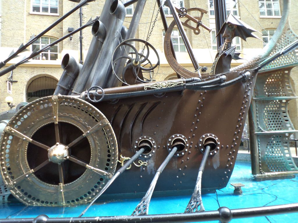 Лондон - рай для стимпанкера. Необычный фонтан на набережной Темзы. (Фото 2)